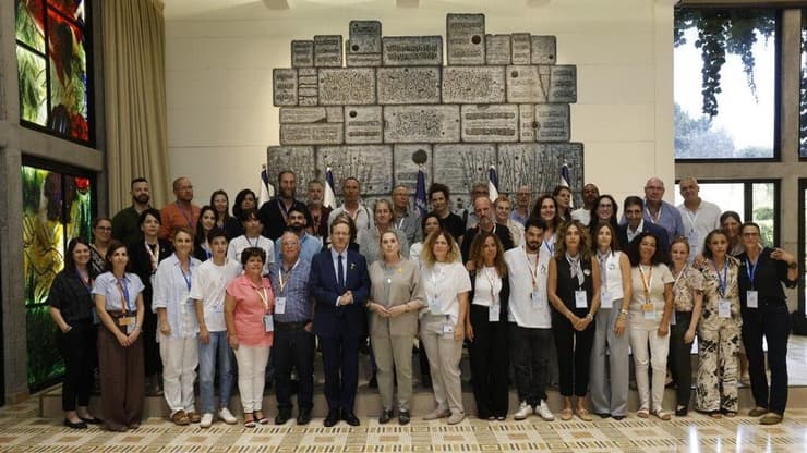 הנשיא הרצוג ורעייתו עם המשפחות השכולות בטקס בבית הנשיא (צילום: יוסי זמיר) הנשיא הרצוג ורעייתו עם המשפחות השכולות בטקס בבית הנשיא