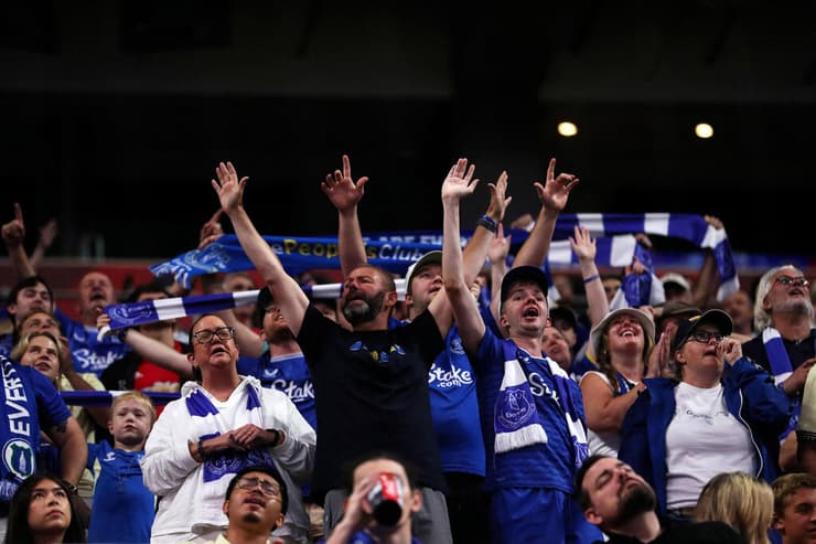 אוהדי אברטון מתנחמים בנקודה ראשונה ויחידה (צילום: J Reynolds / GETTY IMAGES NORTH AMERICA / AFP) אוהדי אברטון מתנחמים בנקודה ראשונה