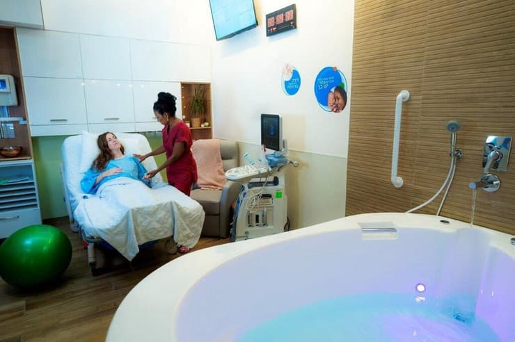 חדר הלידה הטבעית במרכז הרפואי קפלן (צילום: גלעד שעבני) לידת מים
