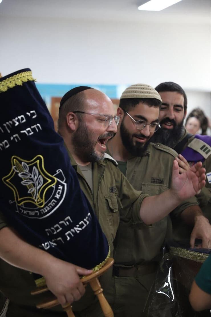 חיילים בבית הכנסת ששיפץ אמיר זיני