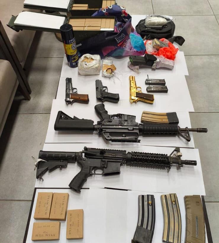 מצבור אמצעי הלחימה שנמצאו במהלך הפשיטה