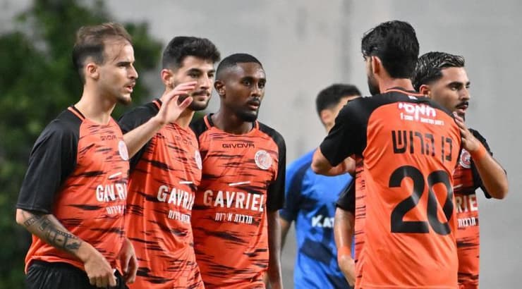 שחקני הפועל כפר שלם חוגגים את שער היתרון (ראובן שוורץ) שחקני הפועל כפר שלם חוגגים את שער היתרון