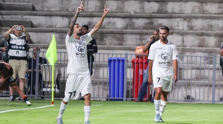 רונן פרץ חוגג את השער שלו (שחר גרוס) רונן פרץ חוגג את השער שלו