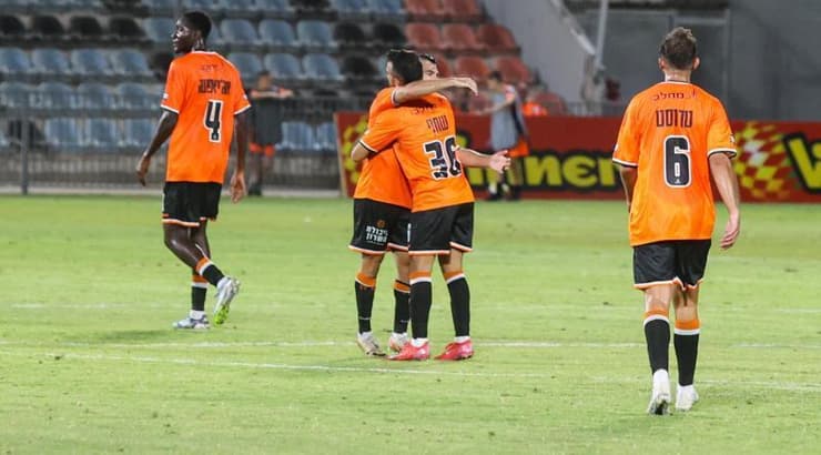 אלעד שחף ושגיא דרור מתחבקים אחרי השוויון (שחר גרוס) אלעד שחף ושגיא דרור מתחבקים אחרי השוויון