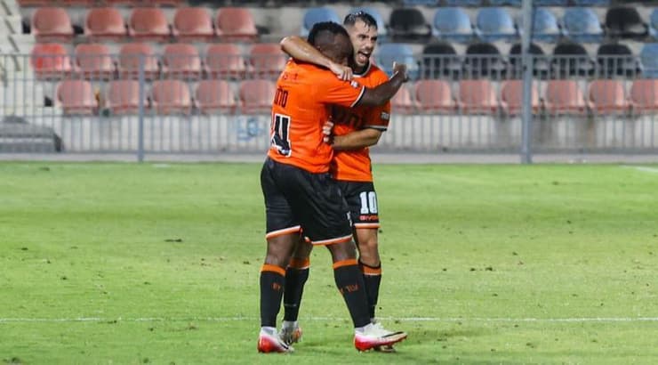 הכובש והמבשל. שגיא דרור ומוסטפא סלמי חוגגים (שחר גרוס) הכובש והמבשל. שגיא דרור ומוסטפא סלמי חוגגים