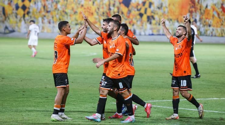 שחקני בני יהודה חוגגים (שחר גרוס) שחקני בני יהודה חוגגים