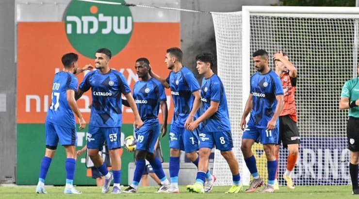 שחקני מכבי פתח תקווה חוגגים (ראובן שוורץ) שחקני מכבי פתח תקווה חוגגים