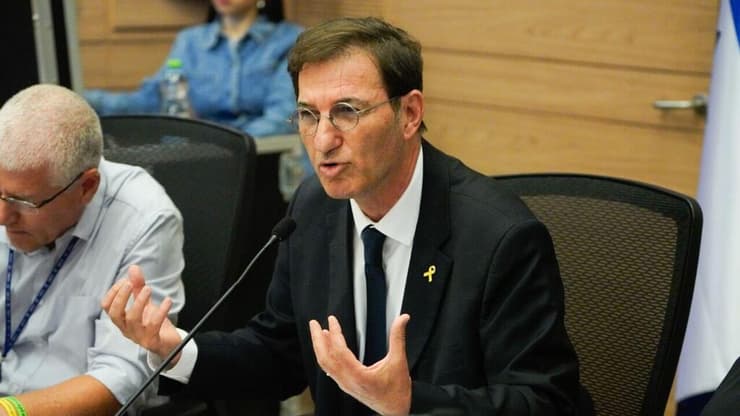 ביסמוט לאחר מינויו ליו"ר ועדת החוץ והביטחון