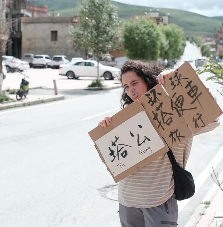 סיון בסין תופסת טרמפים לבד