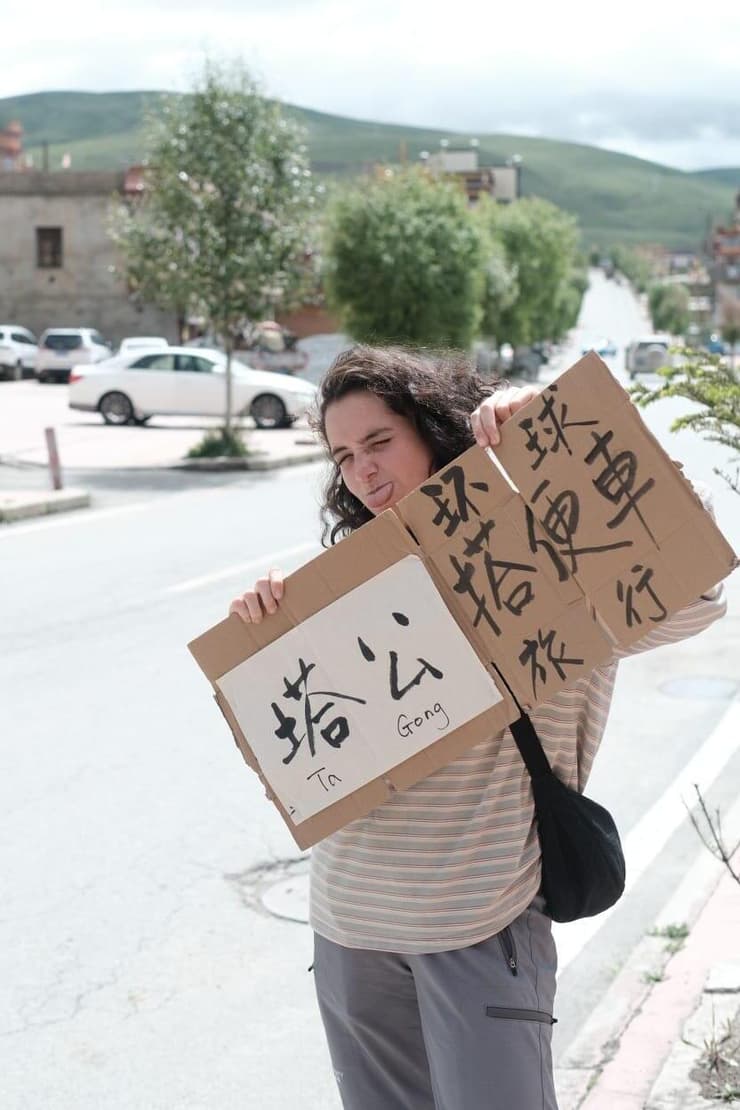 תופסת טרמפים לבד תופסת טרמפים לבד