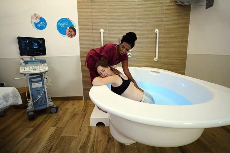 חדר הלידה הטבעית במרכז הרפואי קפלן, שכולל אמבטיה ייעודית ללידות מים (צילום: גלעד שעבני) לידת מים