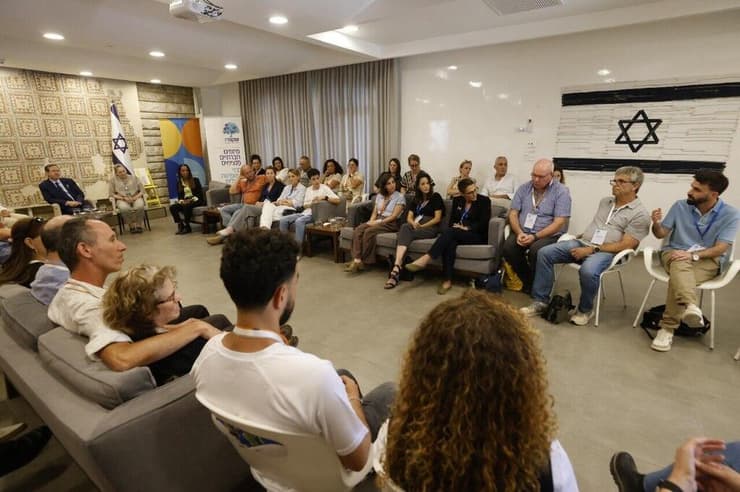 המשפחות השכולות בבית הנשיא. בוחרים לא להיכנע לכאב (צילום: יוסי זמיר) המשפחות השכולות בבית הנשיא. בוחרים לא להיכנע לכאב