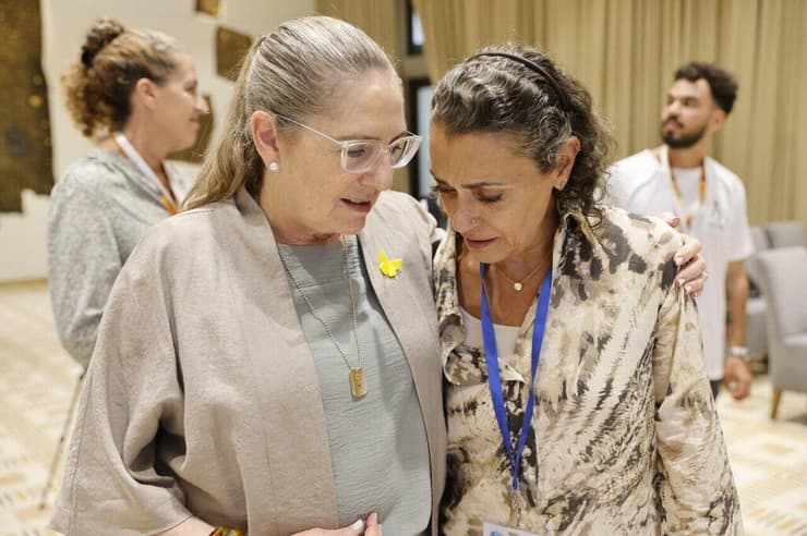 מיכל הרצוג עם אם שכולה. "פסיפס מרהיב של החברה הישראלית" (צילום: יוסי זמיר) מיכל הרצוג עם אם שכולה. "פסיפס מרהיב של החברה הישראלית"