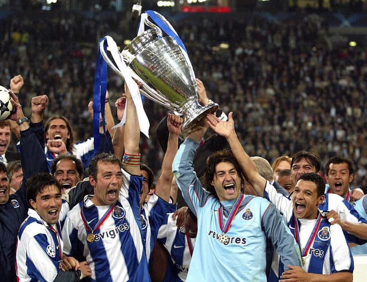 ג'ורג'ה קוסטה מניף את גביע האלופות