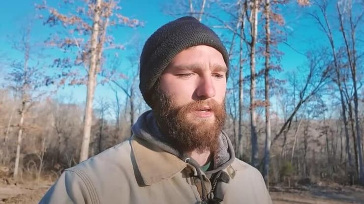 "האם אתה עובד בשביל ממשלת ארה"ב?". אחד מאנשי היישוב בחזרה לאדמה עיירה יישוב לבן לבנים בלבד רק ארקנסו ארה"ב ארהב ארצות הברית דרום אריק ארוול פיטר סרי אנטישמיות אוזרק אוזרקס