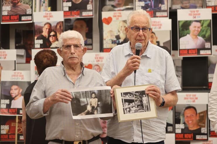 נפתלי פירסט מציג את תמונתו מאושוויץ, לצד תמונתו של אביתר דוד בשבי (צילום: מוטי קמחי) נפתלי פירסט מציג את תמונתו מאושוויץ, לצד תמונתו של אביתר דוד מהשבי