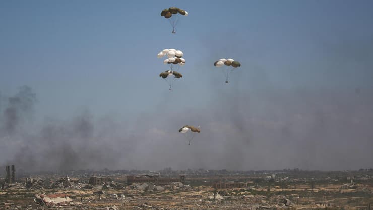 צילום: Eyad BABA / AFP סיוע הומניטרי מוצנח מעל נוסייראת