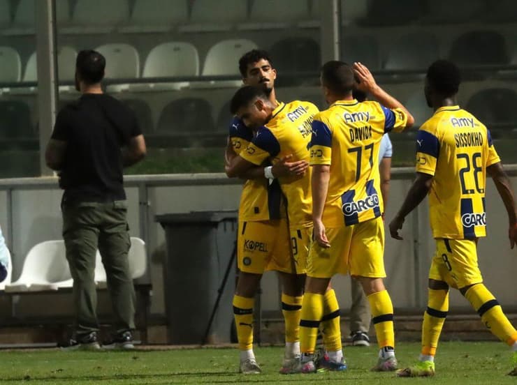 שחקני מכבי ת"א חוגגים עם אלעד מדמון