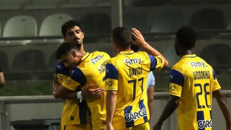 שחקני מכבי ת"א חוגגים עם אלעד מדמון בשבוע שעבר (צילום: אתר מכבי ת"א) שחקני מכבי ת"א חוגגים עם אלעד מדמון