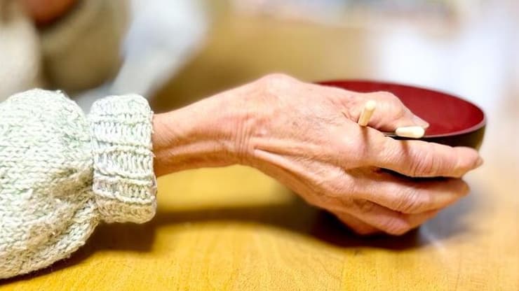 תיאבון ירוד, בדידות או ירידה קוגניטיבית – כל אלה עלולים להוביל לתת תזונה מבלי שהסביבה תבחין בכך. אילוסטרציה (צילום: shutterstock) תת-תזונה בקרב קשישים