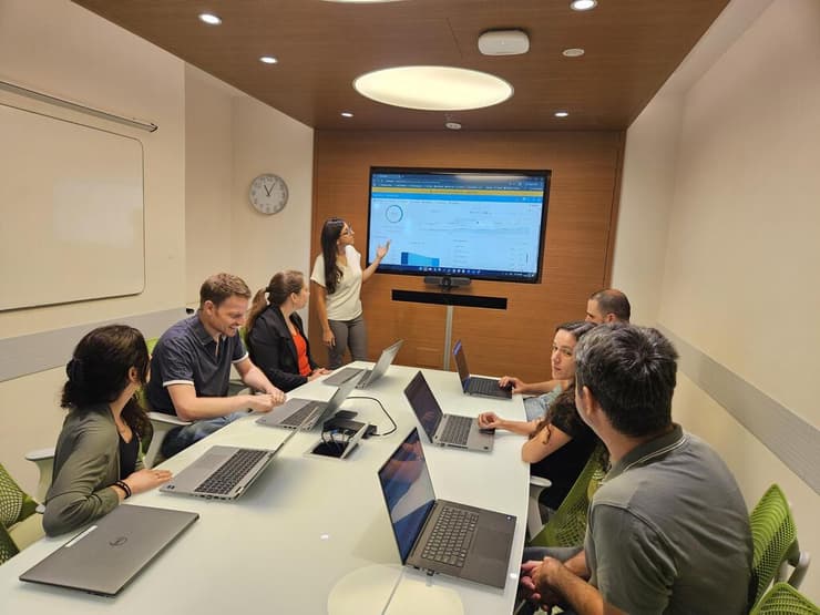 סאלי גולן (במרכז) מנהלת קבוצת פיתוח בקבוצת PowerStore (צילום: שרי מצפי) סאלי גולן