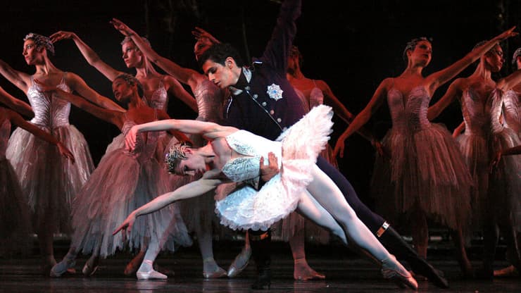 אגם הברבורים בבית האופרה המלכותית בבריטניה, 2004