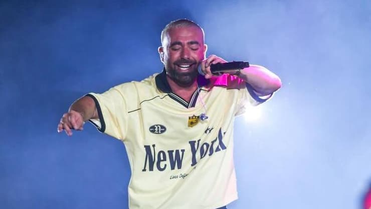 עומר אדם, מתוך ההופעה באצטדיון רמת גן (צילום: עומרי סילבר) עומר אדם, מתוך ההופעה באצטדיון רמת גן