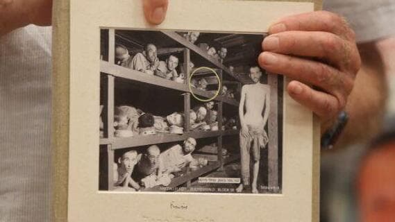 נפתלי פירסט מציג את תמונתו מאושוויץ, לצד תמונתו של אביתר דוד מהשבי (צילום: מוטי קמחי) נפתלי פירסט מציג את תמונתו מאושוויץ, לצד תמונתו של אביתר דוד מהשבי