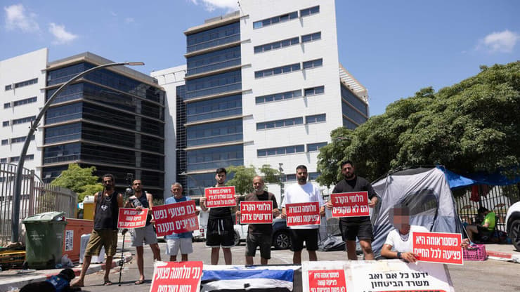 מחאת הלומי הקרב מול אגף השיקום. ינואר 2026 (צילום: עוז מועלם) מחאת הלומי הקרב מול אגף השיקום בפתח תקווה