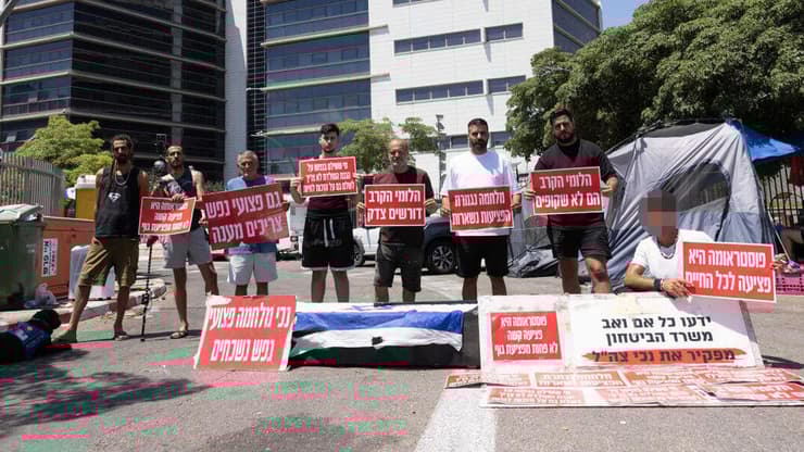 מחאת הלומי הקרב מול אגף השיקום בפתח תקווה