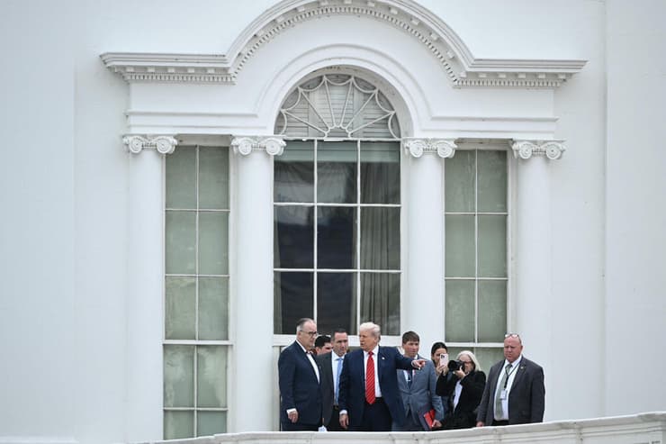 נשיא ארה"ב טראמפ על גג הבית הלבן