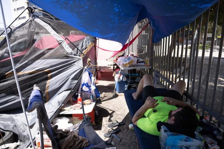 מחאת הלומי הקרב מול אגף השיקום בפתח תקווה