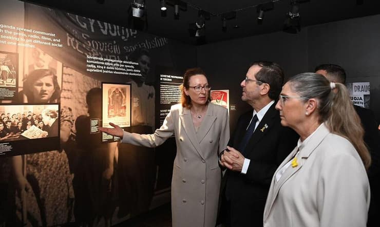 הנשיא הרצוג ורעייתו מיכל בין המוצגים