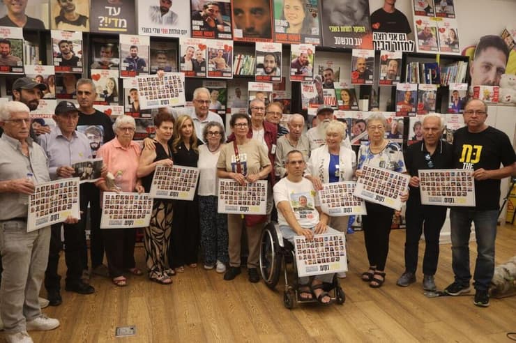 הצהרת שורדי השואה במטה משפחות החטופים (צילום: מוטי קמחי) הצהרת שורדי שואה במטה משפחות החטופים