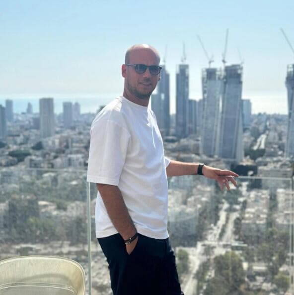 הדובר אלי פלדשטיין