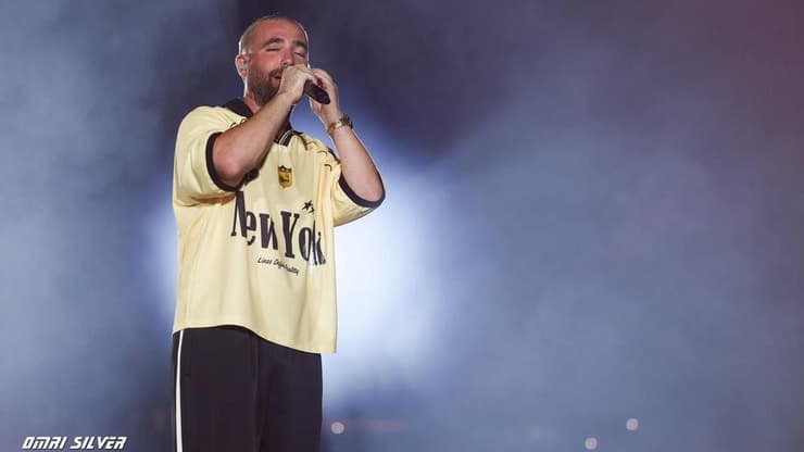 מלך הדור. עומר אדם, מתוך ההופעה בפארק הירקון (צילום: עומרי סילבר) עומר אדם, מתוך ההופעה באצטדיון רמת גן