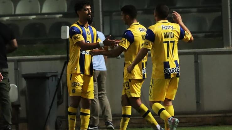 שחקני מכבי ת"א חוגגים עם אלעד מדמון