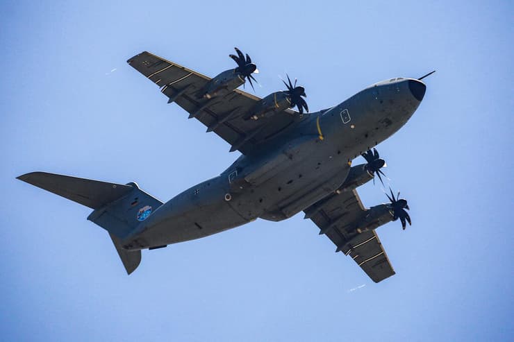 מטוס של צבא גרמניה מצניח סיוע הומניטרי מעל הרצועה