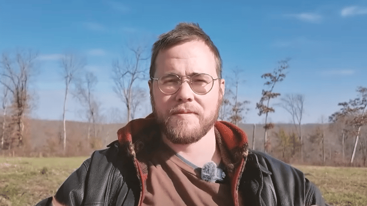 "הסנאטורים של איפא"ק הם הומואים". סרי בחזרה לאדמה עיירה יישוב לבן לבנים בלבד רק ארקנסו ארה"ב ארהב ארצות הברית דרום אריק ארוול פיטר סרי אנטישמיות אוזרק אוזרקס