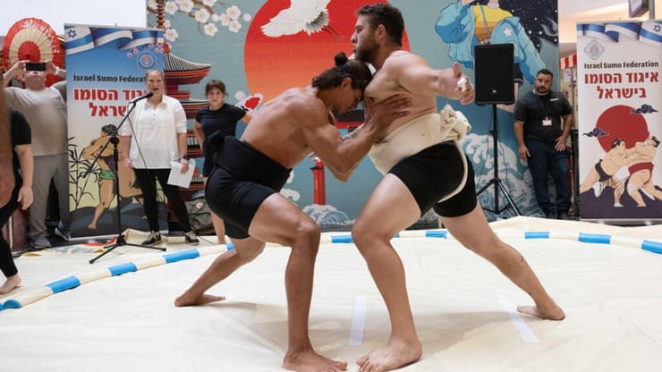 המנצח: מי שדוחף את יריבו אל מחוץ לעיגול או לחילופין מפיל אותו על האדמה (צילום: עוז מועלם) המנצח: מי שדוחף את יריבו אל מחוץ לעיגול או לחילופין מפיל אותו על האדמה