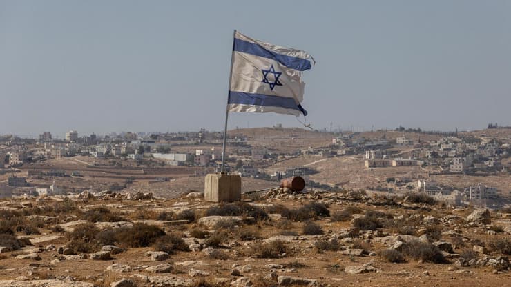 דגל ישראל מונף ליד היישוב כרמל בדרום הר חברון