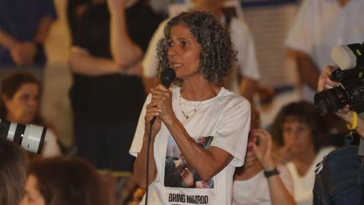 "לא יודעת איך נמשיך, אבל לא אפסיק". ויקי כהן, אמו של החייל החטוף נמרוד (צילום: מוטי קמחי) צעדה בלבן מכיכר דיזינגוף ומשמרת 101 מול הקריה