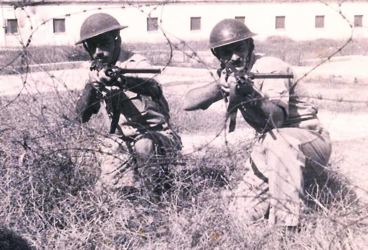 פנחס פוזיילוב וחבר באימון במחנה ליטוינסקי (תל השומר) (צילום: אלבום משפחתי) פנחס פוזיילוב וחבר באימון במחנה ליטוינסקי (תל השומר)