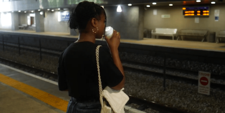 מבת ים לנתניה ברכבת: "היא יציבה ואין פקקים, וזה נותן לי זמן לעצמי" (צילום: ירון שרון) כרטיס לשגרה של ג'ויס מולנגה