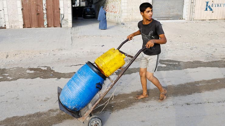 עזתים ממלאים דליים במים עקב צנרת שבורה וצמא כבד