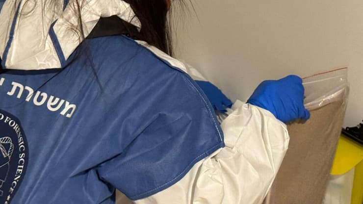 הכוחות בארמון הנציב (צילום: דוברות המשטרה ) הזירה בארמון הנציב בה נמצאה אישה ללא רוח חיים