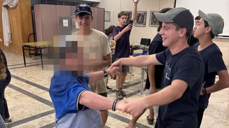 מתנדבים מבלים עם דיירי "בית אורי" בעפולה (צילום: יאיר רחימי) מתנדבים מבלים עם דיירי "בית אורי" בעפולה