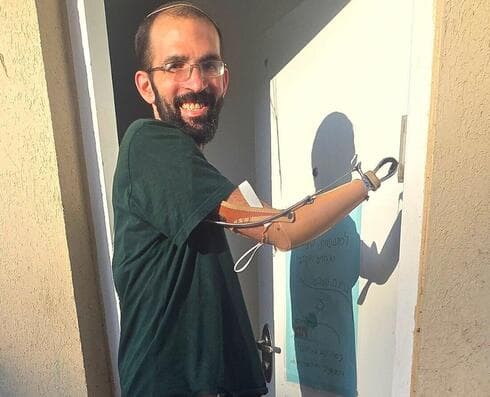 עמיחי שינדלר ומשפחתו חוזרים לקיבוץ בכרם שלום