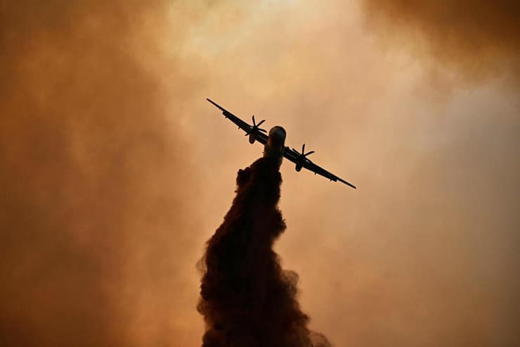 מטוס כיבוי נלחם בלהבות, היום בדרום צרפת (צילום: Lionel BONAVENTURE / AFP) צרפת שריפה ענקית יותר גדול מ פריז