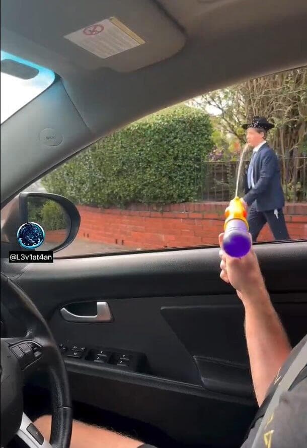 ירי ברובה מים על יהודים חרדים במנצ'סטר